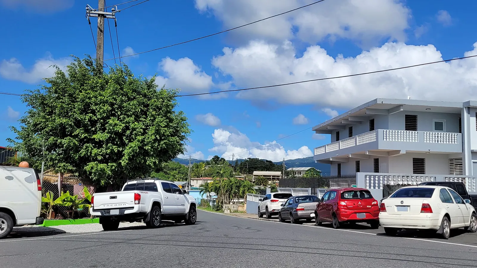 Calle con casas de cemento de dos plantas en Juncos, Puerto Rico