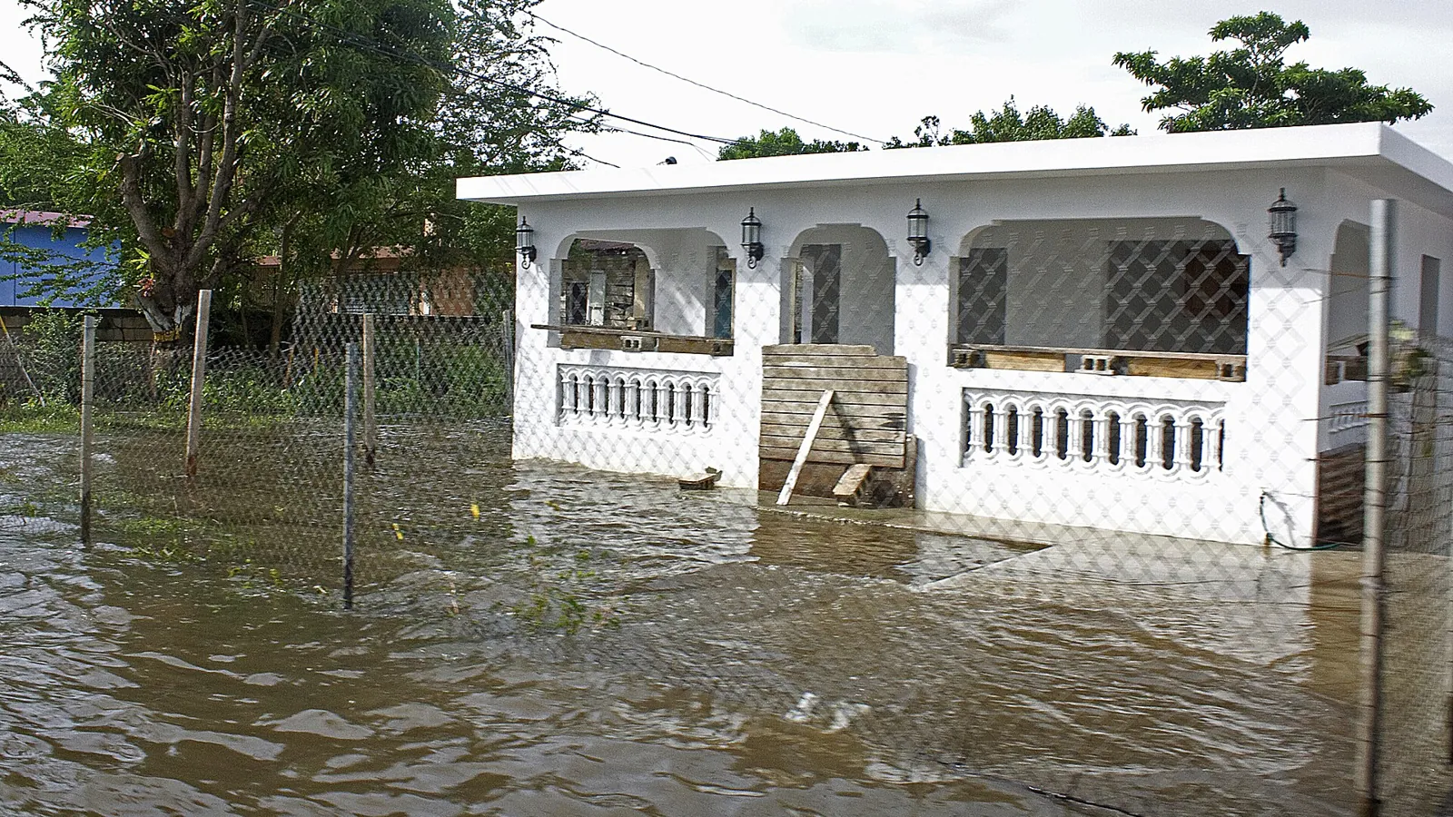 Casa inundada después de una tormenta en Canóvanas, Puerto Rico