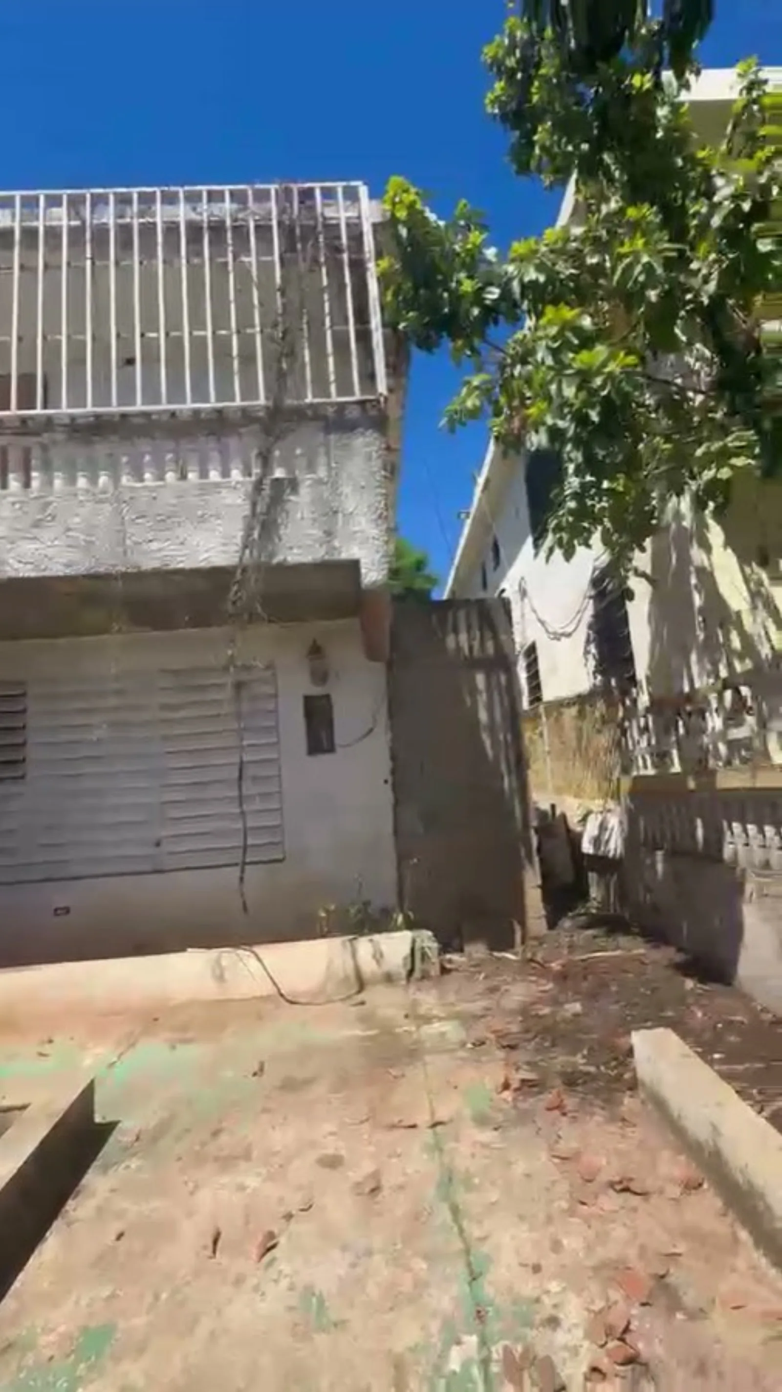 Fachada de la casa de cemento de dos plantas en Quebrada Vueltas, Fajardo, antes de la renovación